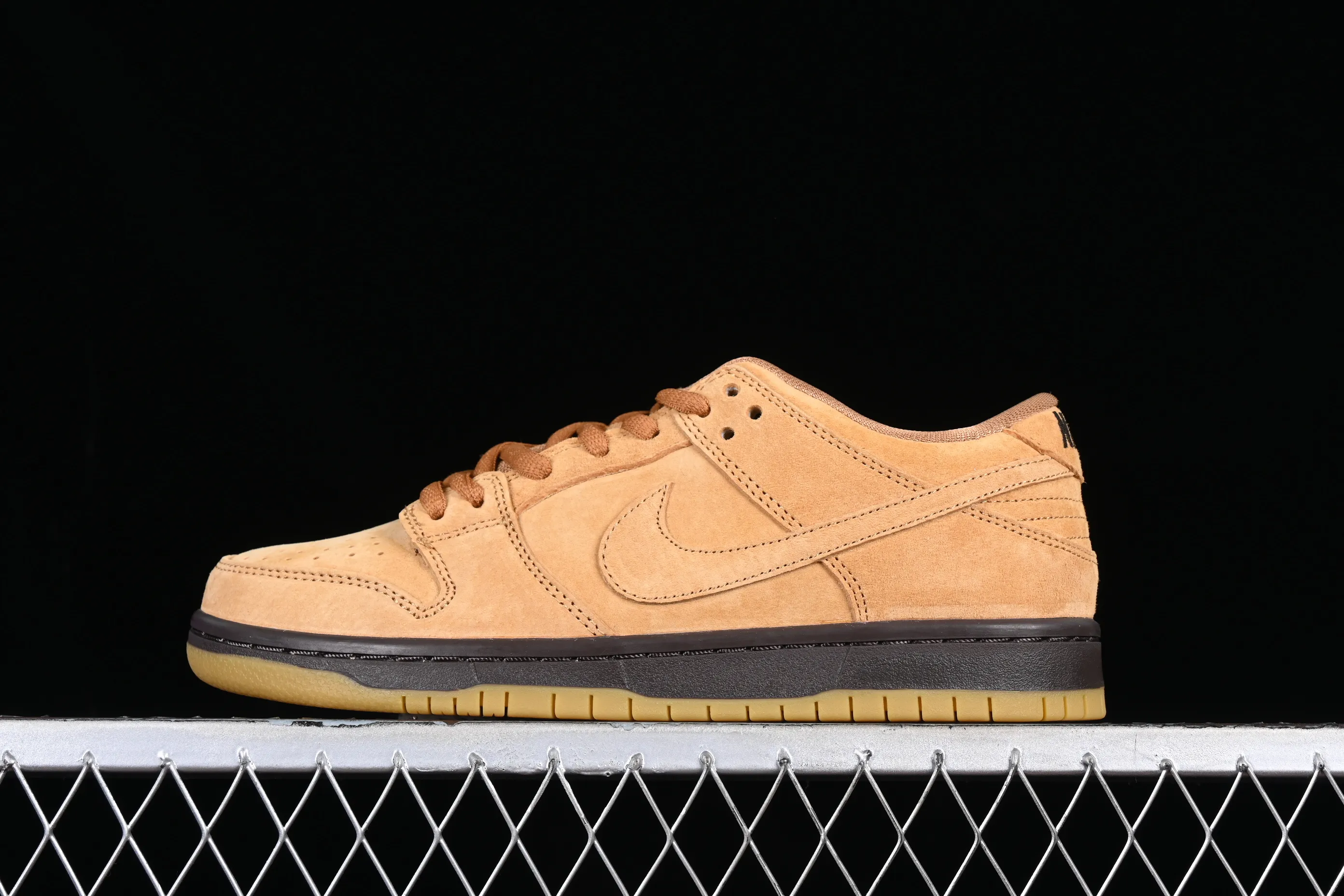 All Categories Nk SB Dunk Series Nk SB Dunk Low Low-top sneakers Nk SB Dunk Low Pro Wheat color Falling yellow low-top sports skateboard shoes BQ6817-204